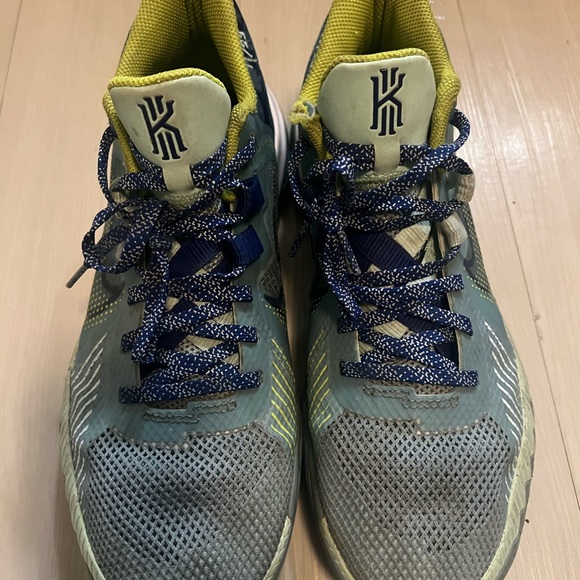 Nike athletic shoes. Men size 8.5 - Picture 2 of 5